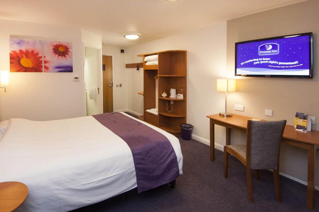 Premier Inn Falkirk Central Camelon Exterior photo